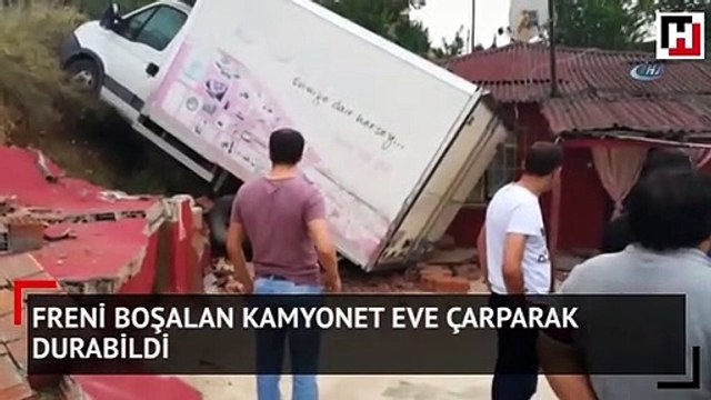 Freni boşalan kamyonet eve çarparak durabildi