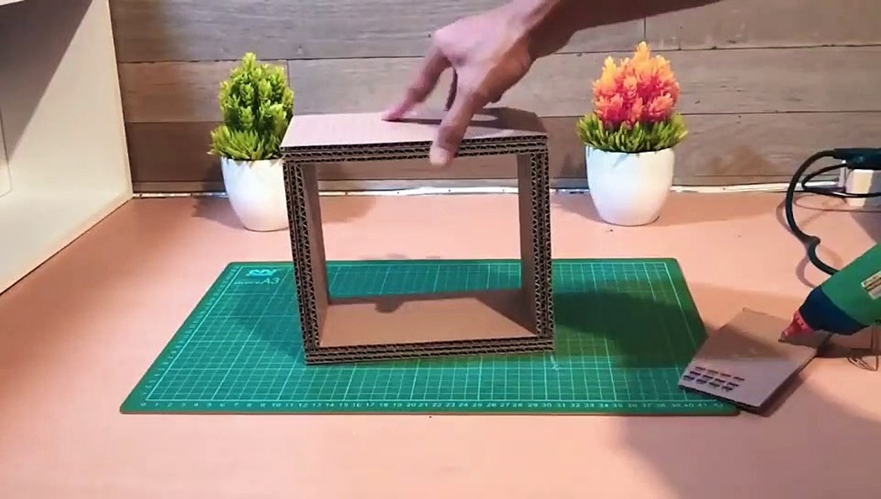 cara membuat rak dinding minimalis dari kardus bekas