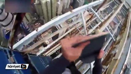 Korkusuz Genç Gökdelenin Tepesinde Kaykay Kaydı