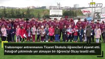 Minik öğrenciyi Olcay Şahan teselli etti