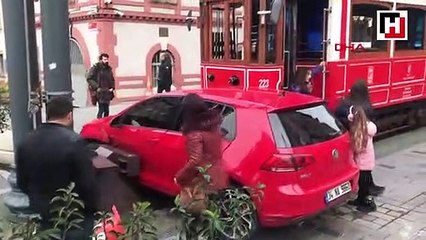 Kaza yapan tramvayın önünde fotoğraf çektirme yarışı