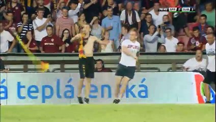 UEFA Avrupa Ligi'nde taraftarlar sahaya indi!