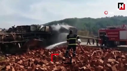 Freni patlayan bir hafriyat kamyonu, tarlaya uçtu