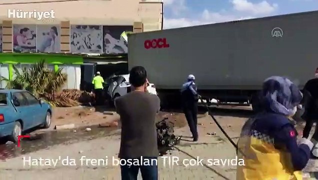 Hatay'da freni boşalan TIR çok sayıda araca çarparak durabildi