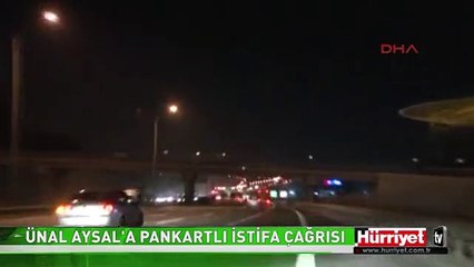 ÜST GEÇİDE "ÜNAL AYSAL İSTİFA" YAZILI PANKART ASTILAR