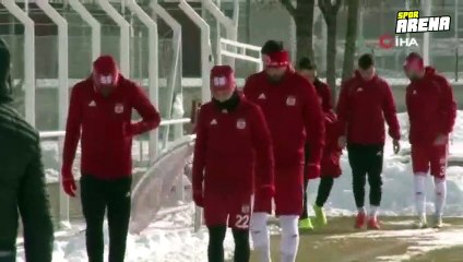 Mert Hakan: Evden çok tesiste zaman geçiriyoruz