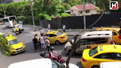 Taksi şoförü Taksim’e getirdiği turist yolcuları gasp etti iddiası