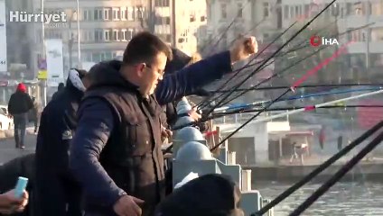 Olta balıkçıları korona virüse rağmen Tarihi Galata Köprüsü’nde
