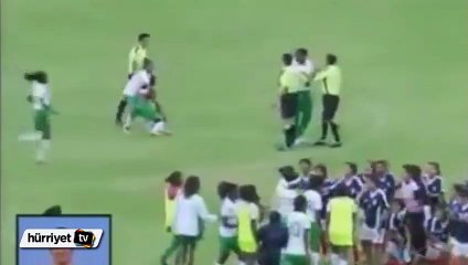Kadın futbolcu soyunup kavga etti
