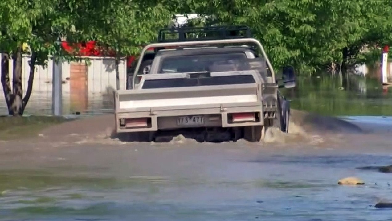 Hundred of properties inundated in central north Victorian flooding