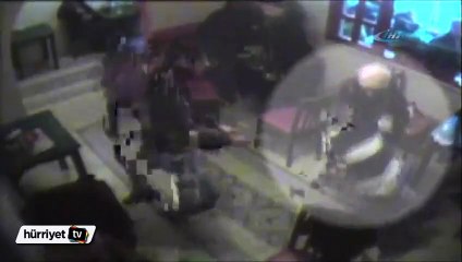 Genç kız sevgilisine saldıran bıçaklı saldırganı yere yıktı