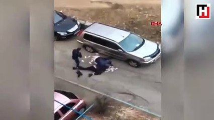 Güpegündüz sokak ortasında yağma kamerada