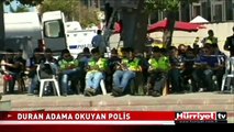 TAKSİM'DE DURAN ADAMA OKUYAN POLİS