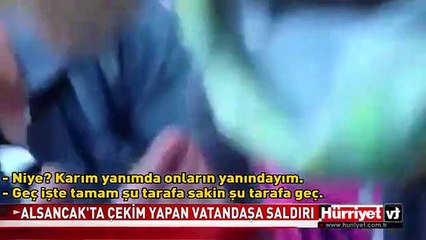 İŞTE İZMİR'DE POLİSİN ARKASINDAN GİDEN ELİ SOPALI SİVİLLERİN SALDIRI ANI