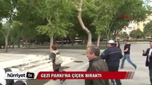 Sırrı Süreyya Önder Gezi Parkı'na çiçek bıraktı