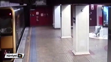 Metronun arkasına atlayıp yolculuk yapan gençler
