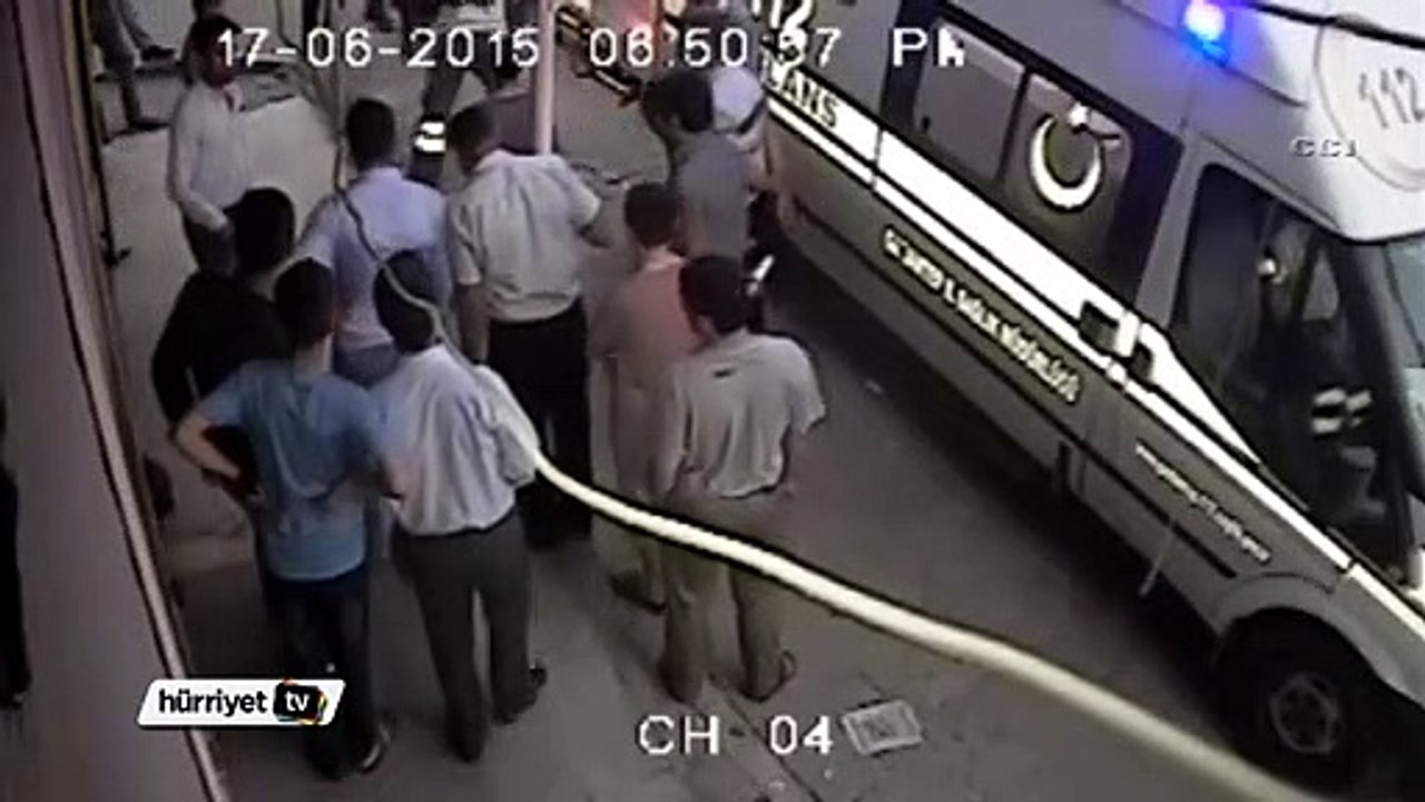 Minibüsten indirilip kaldırıma terk edilen genç hayatını kaybetti