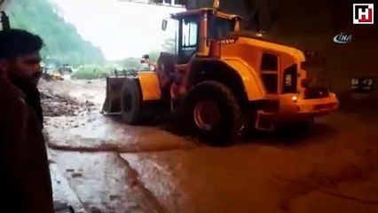 Karadeniz Sahil Yolu'nda ulaşım durdu