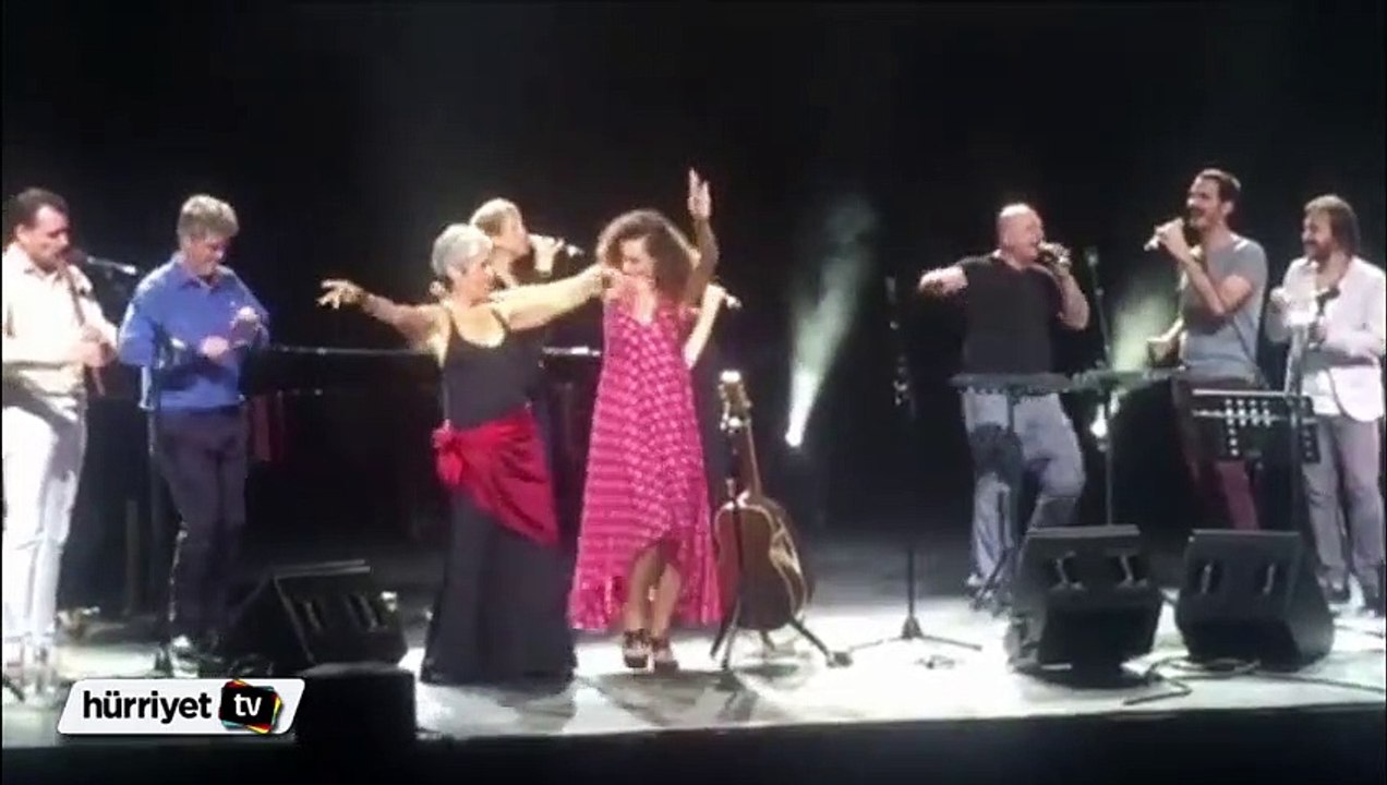 Joan Baez göbek attı