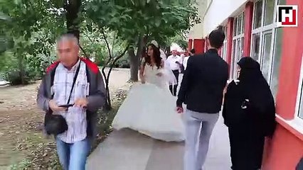 Gelinliğiyle oy kullanmaya geldi