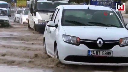 Bir saatlik yağmur yolları göle çevirdi