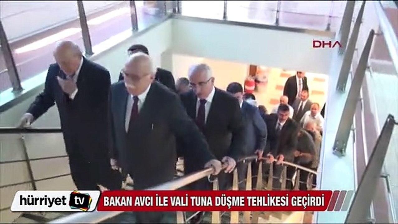 Bakan Avcı ile Vali Tuna düşme tehlikesi geçirdi