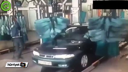 Genç kadın otomatik yıkama makinesine sıkıştı