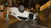 Bursa'da aydınlatma direğine çarpan otomobil devrildi