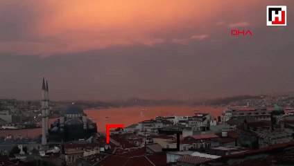 İstanbul Boğazı kızıla boyandı