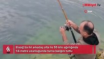Elazığlı balıkçılar, olta ile 1.5 metrelik balık tuttu