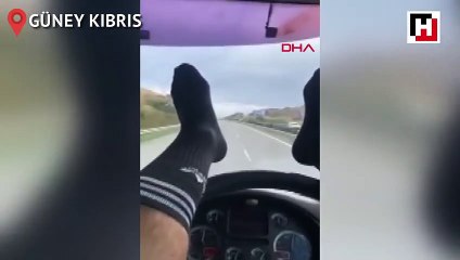 Ayaklarını direksiyona koyarak otomobil kullandı