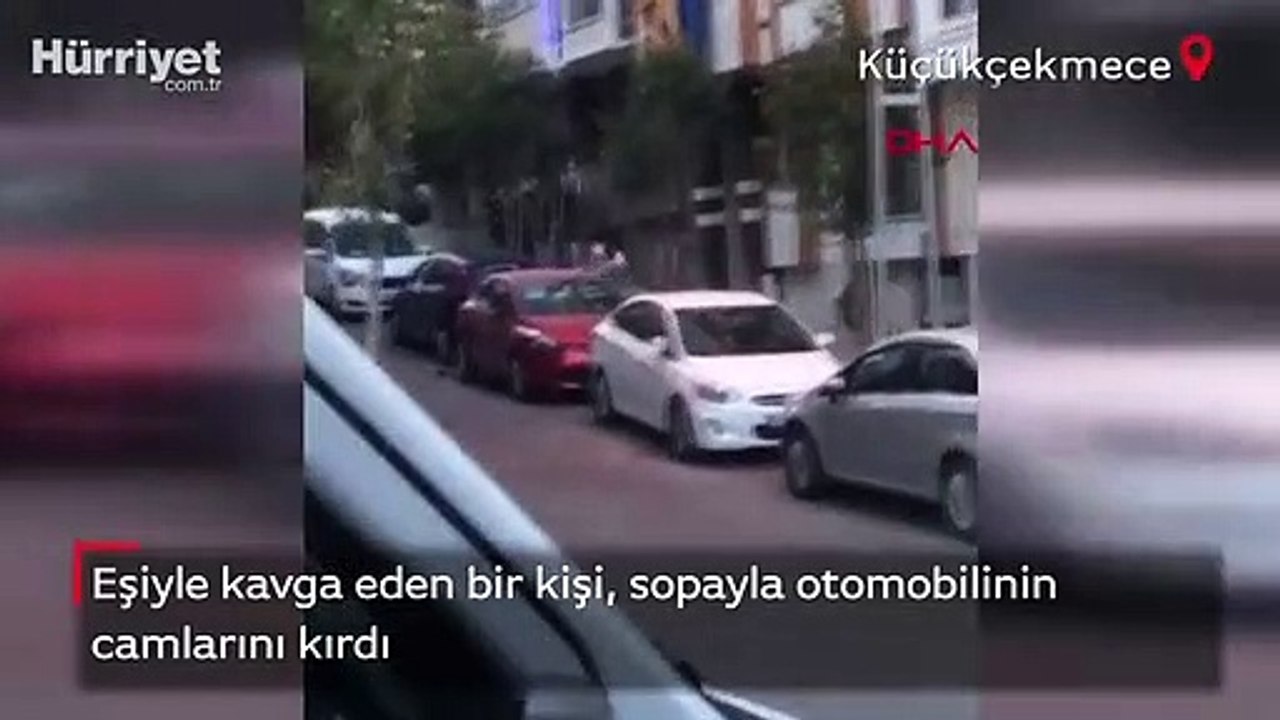 Eşiyle kavga eden bir kişi, sopayla otomobilinin camlarını kırdı