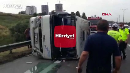 Son dakika... TEM'de servis minibüsü devrildi