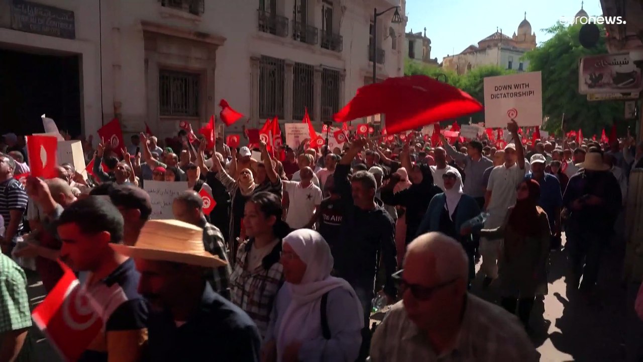 Für die demokratie: menschen in tunis fordern rücktritt des präsidenten