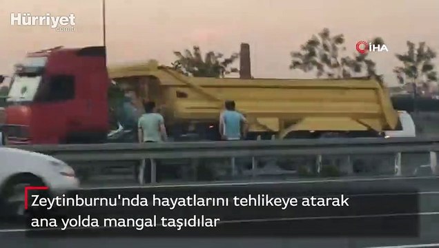 Hayatlarını tehlikeye atarak ana yolda mangal taşıdılar