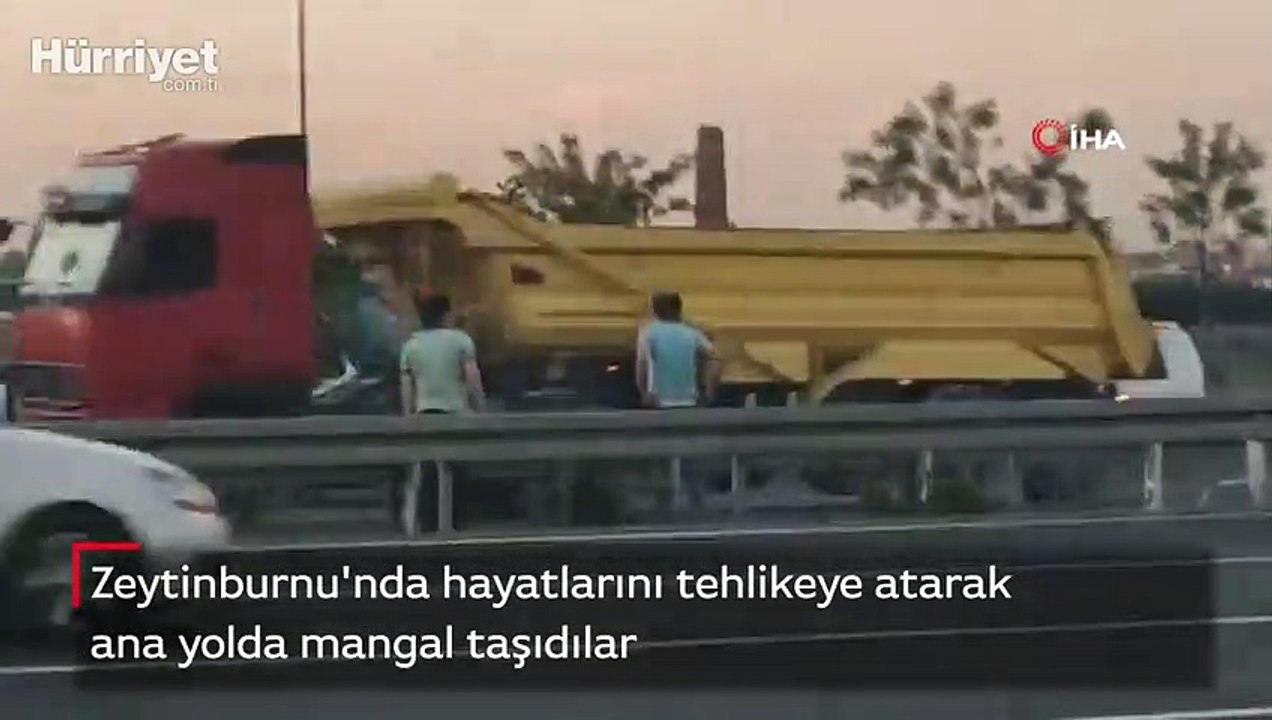 Hayatlarını tehlikeye atarak ana yolda mangal taşıdılar