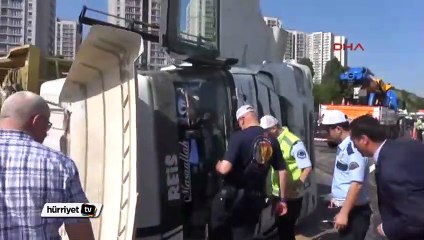 Hafriyat kamyonu devrildi TEM'de trafik felç