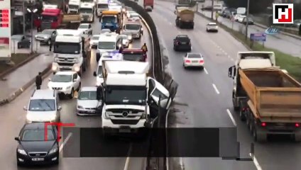 Harfiyat kamyonu iki aracı ezdi
