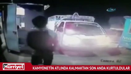 Kamyonetin atlında kalmaktan son anda kurtuldular
