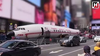 Eski Uçak Gövdesi Times Meydanı'nda