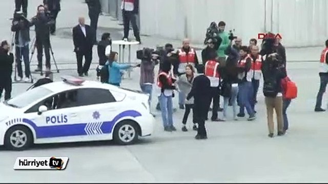 Taksim Meydanı'nda pankart açan 2 kadın gözaltına alındı