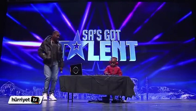Yetenek yarışmasında 4 yaşında profesyonel dj performansı