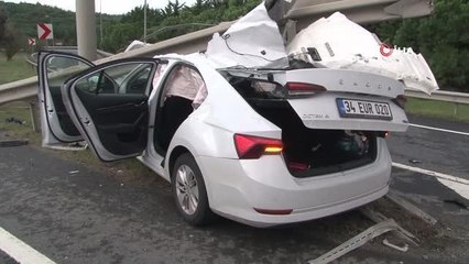 Hostesleri taşıyan araç havalimanı yolunda bariyerlere ok gibi saplandı