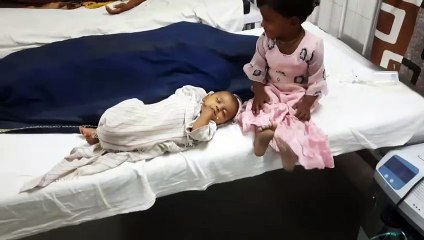 Video : चादर से ढके मां के शव को जिंदा समझ के जगाते रहे मासूम