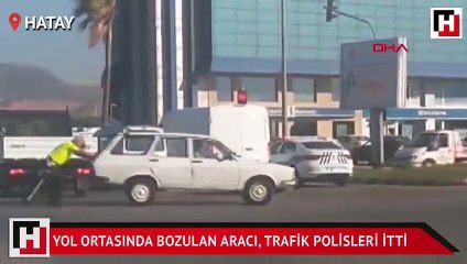 Yol ortasında bozulan aracı, trafik polisleri itti