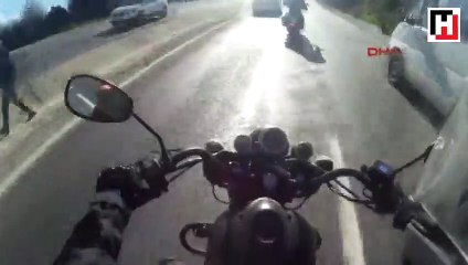 Arkadan gelen minibüsün altında kalmaktan son anda kurtuldu
