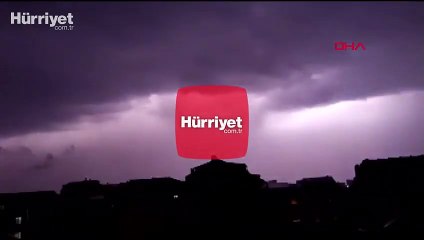 İstanbul’da şimşekler geceyi aydınlattı