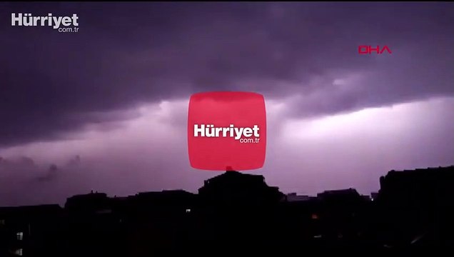 İstanbul’da şimşekler geceyi aydınlattı