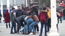 Taksim Meydan’ında hanutçuların tekme tokat kavgası kamerada