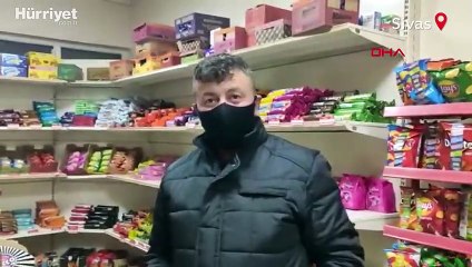 Dikkat çeken görüntü... Sivas'ta marketten bisküvi alan köpek kameraya yansıdı